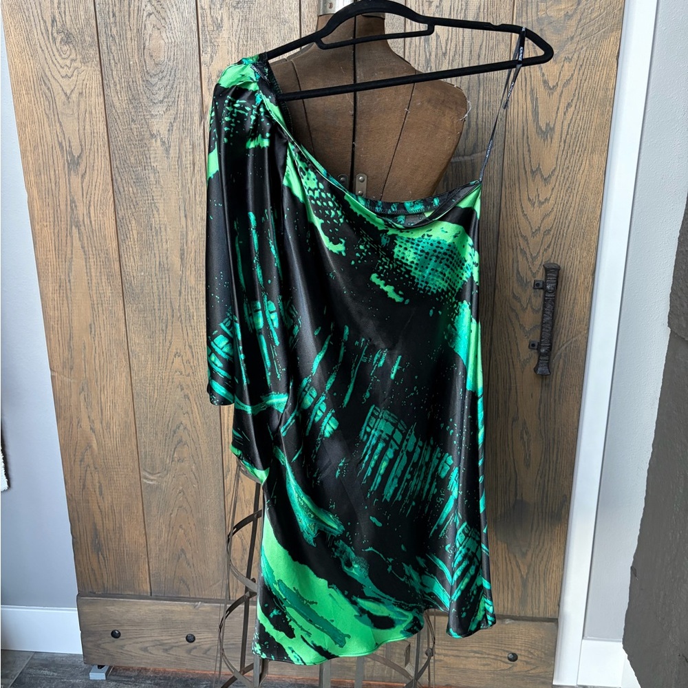 Alyn Paige Vibrant Green and Black Asymmetrical Dress